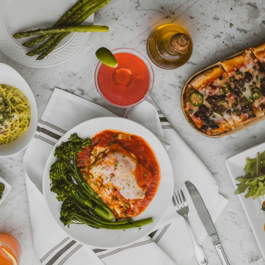 Tavolo apparecchiato per la cena
